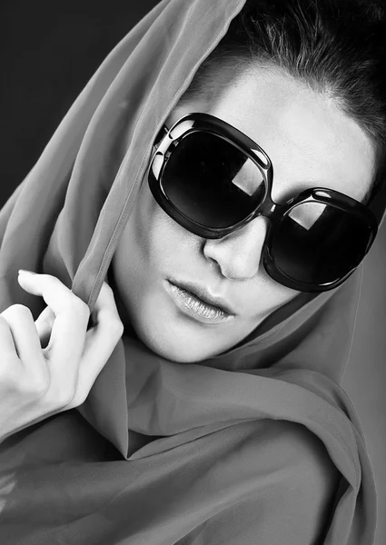Bella donna con gli occhiali da sole — Foto Stock