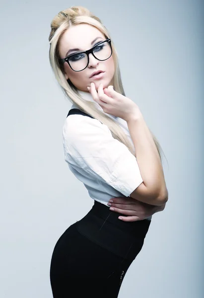 Jeune belle femme blonde avec des lunettes — Photo