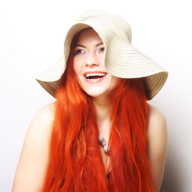 Dişileştirilmiş kadın şapka ile