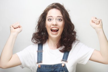 kadını mutlu kendinden geçmiş bir kazanan olmak kutluyor.