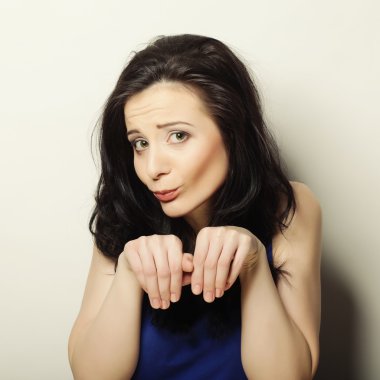 küçük kırmızı kalpli sarışın kadın