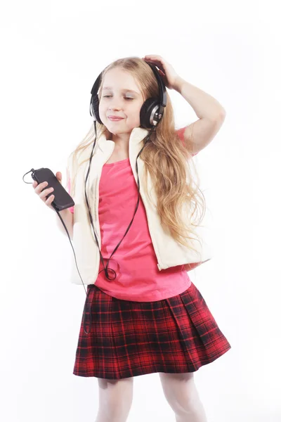 Tanzende kleine Mädchen Kopfhörer Musik singen auf weißem Hintergrund — Stockfoto