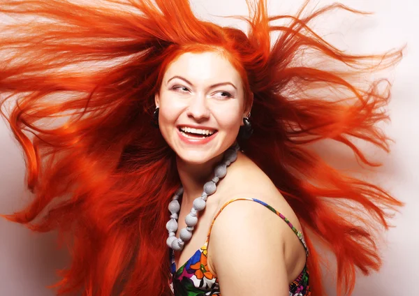 Mulher com longos cabelos vermelhos fluindo — Fotografia de Stock