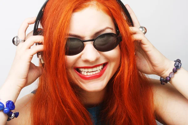 Mulher com fones de ouvido ouvir música — Fotografia de Stock