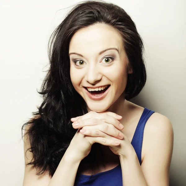 Kadın komik surat yapıyor.