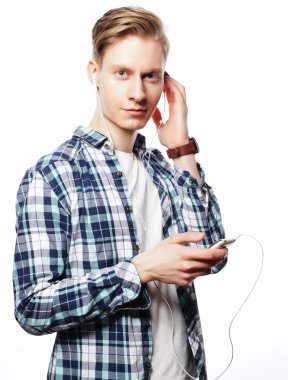 Genç adam müzik dinliyor.