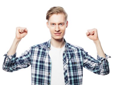 Mutlu yakışıklı adam baş parmağını kaldırıyor.