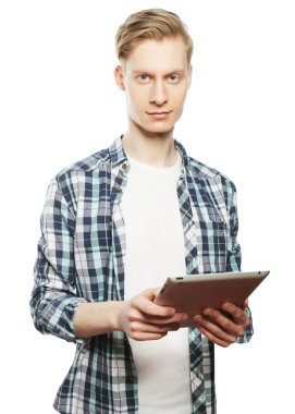 Mutlu genç adam izole dijital Tablet kullanma