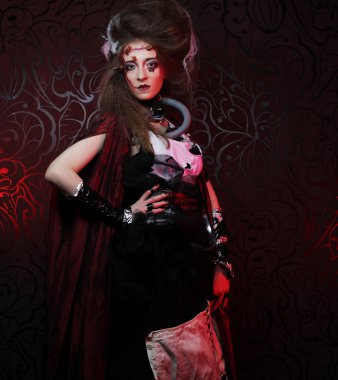 Yaratıcı makyajlı genç bir kadın..