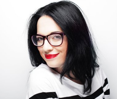 Genç esmer kız gülümseyen şirin