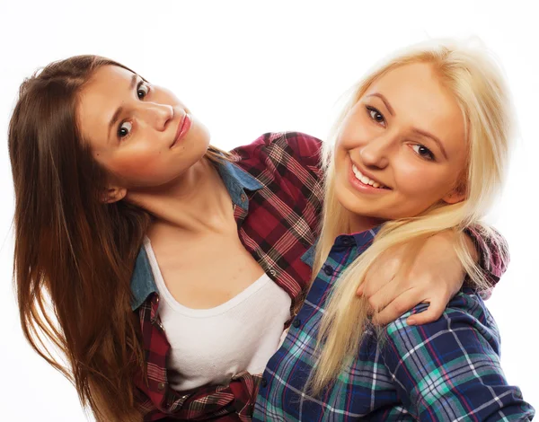 Két fiatal lány barátok áll együtt, és jól érzi magát. — Stock Fotó