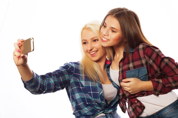 Belle ragazze hipster prendendo selfie . — Foto Stock