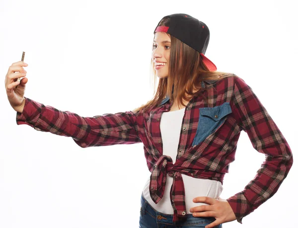 Bastante adolescente chica usando sombrero, tomando selfies — Foto de Stock