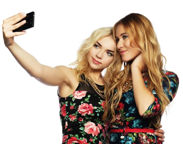 Дві молоді жінки беруть селфі з мобільним телефоном — стокове фото