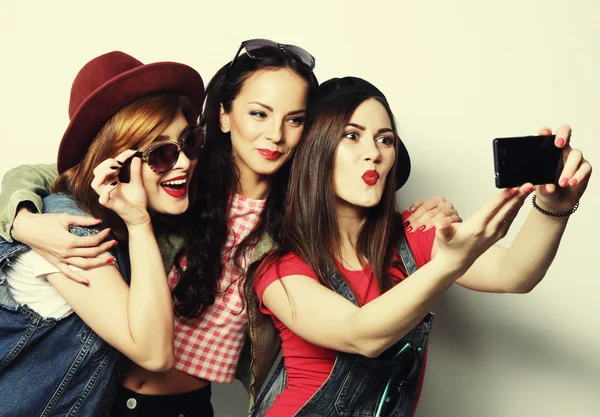 Hipster meninas melhores amigos tomando selfie — Fotografia de Stock