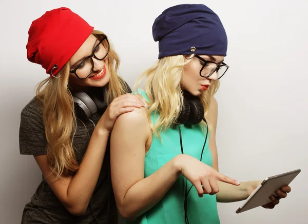 Δύο φίλοι κορίτσια hipster χρησιμοποιούν ψηφιακή δισκίο — Φωτογραφία Αρχείου