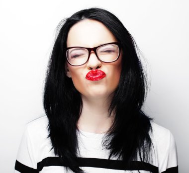 Güzel, genç, şaşkın kadın.