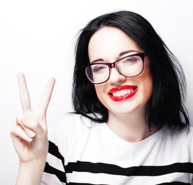 Genç esmer kız gülümseyen şirin