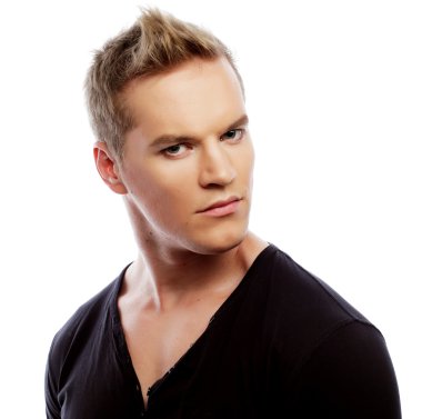 Siyah gömlekli yakışıklı adam.