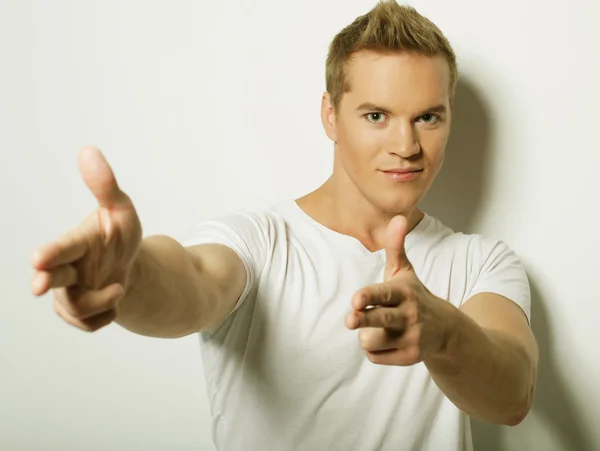 Hombre guapo en camisa blanca en blanco — Foto de Stock