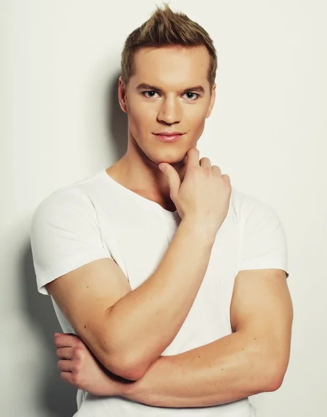 Hombre guapo en camisa blanca en blanco — Foto de Stock