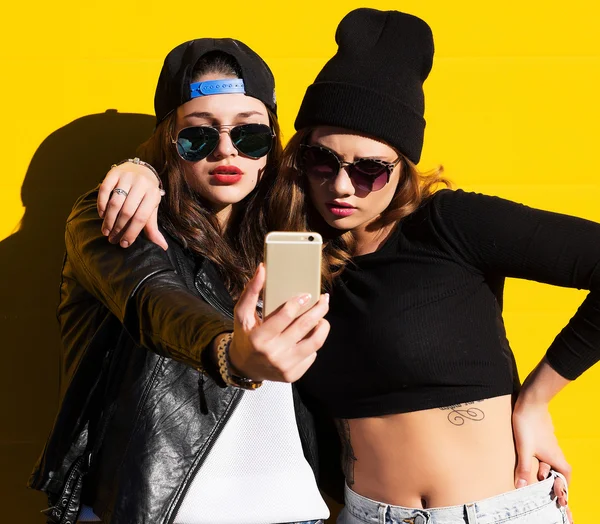 Ragazze adolescenti amici all'aperto fanno selfie su un telefono . — Foto Stock
