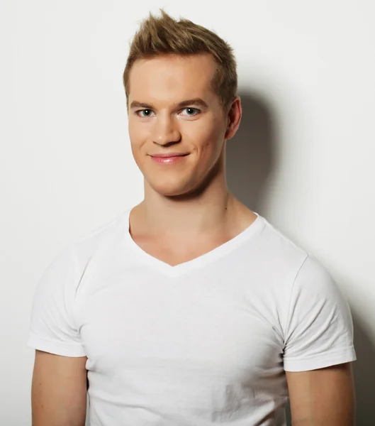 Hombre guapo en camisa blanca en blanco — Foto de Stock