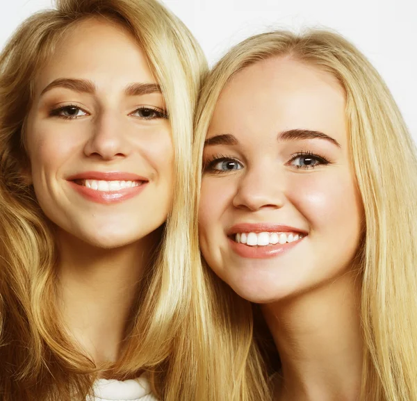 Dos amigas jóvenes de pie juntas y divirtiéndose. —  Fotos de Stock