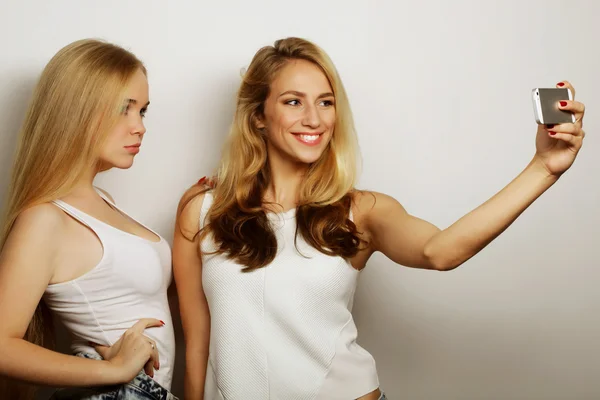 Två unga kvinnor som tar selfie med mobiltelefon — Stockfoto