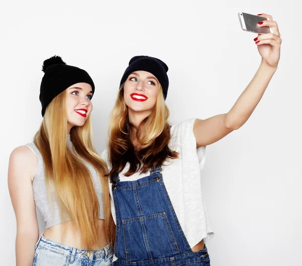 Deux jeunes femmes prenant selfie avec téléphone portable — Photo