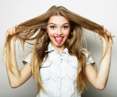 Genç sarışın kız gülümseyen şirin