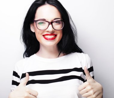 Genç esmer kız gülümseyen şirin