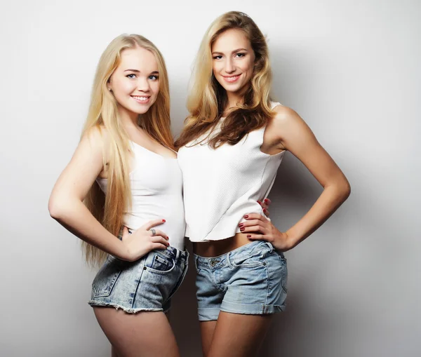 Due giovani amici ragazza in piedi insieme e divertirsi — Foto Stock