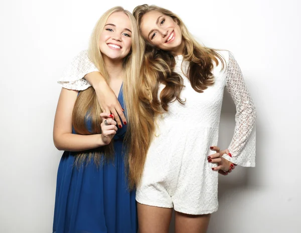 Δύο σέξι νεαρές γυναίκες με καλοκαιρινό φόρεμα μόδας — Φωτογραφία Αρχείου