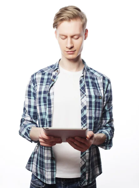 Glücklicher junger Mann mit digitalem Tablet isoliert — Stockfoto