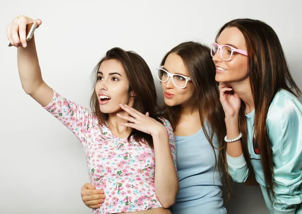 Três adolescentes felizes com smartphone tirando selfie — Fotografia de Stock