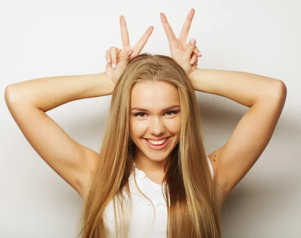 Jovem bonito sorrindo menina loira — Fotografia de Stock