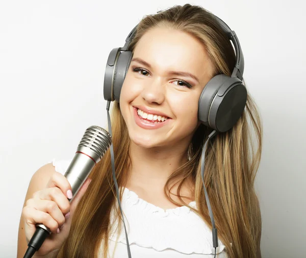 Joven cantante, tiempo feliz — Foto de Stock