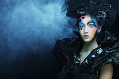 Sanatsal makyajlı güzel bir kadın.