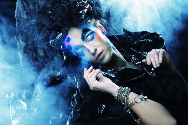 Sanatsal makyajlı güzel bir kadın.