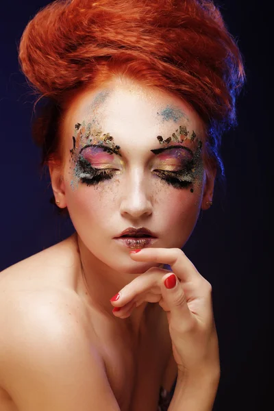 Jeune belle femme avec maquillage lumineux coloré — Photo