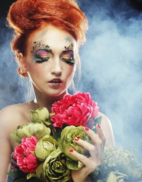 花を持つ美しい redhair 女性 — ストック写真