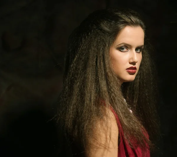 Młoda i piękna dziewczyna z wspaniałe ciemne włosy — Zdjęcie stockowe