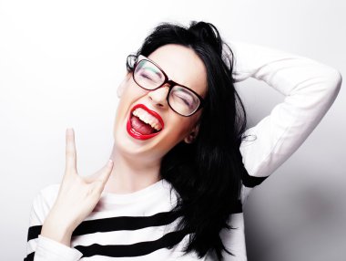 Güzel, genç, şaşkın kadın.