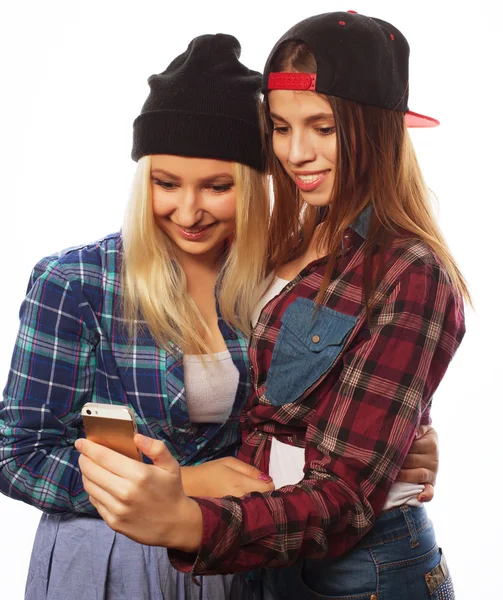 Belle ragazze hipster prendendo selfie . — Foto Stock