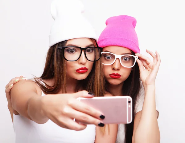 Две подружки-подростки в хипстерском костюме делают селфи — стоковое фото