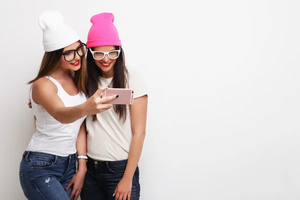Дві дівчини-підлітки друзі в хіпстерському вбранні роблять селфі — стокове фото