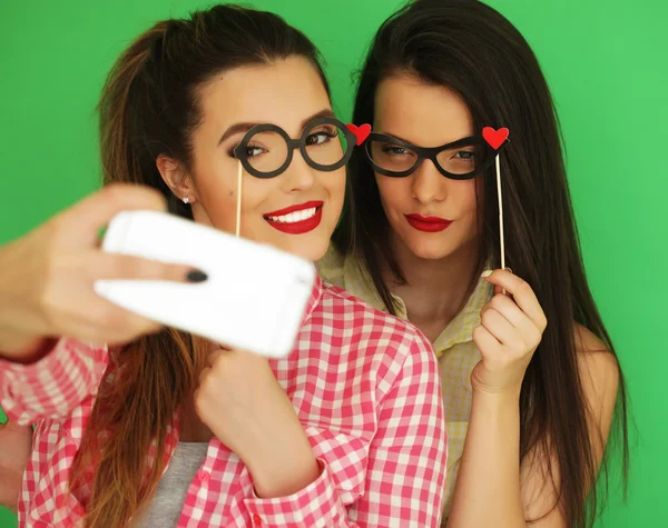 Twee stijlvolle sexy hipster meisjes beste vrienden klaar voor feest — Stockfoto