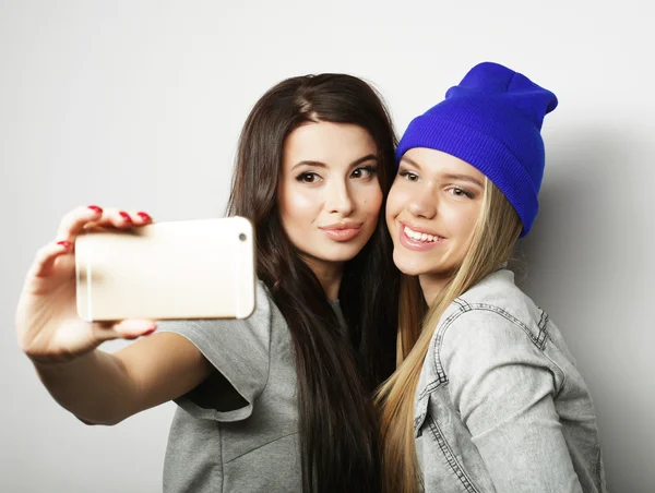 Dwie nastoletnie dziewczyny przyjaciele w hipsterskim stroju zrobić selfie — Zdjęcie stockowe