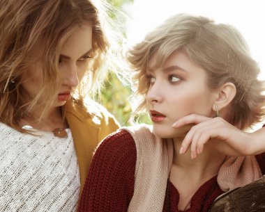 moda kadınlar birlikte poz açık